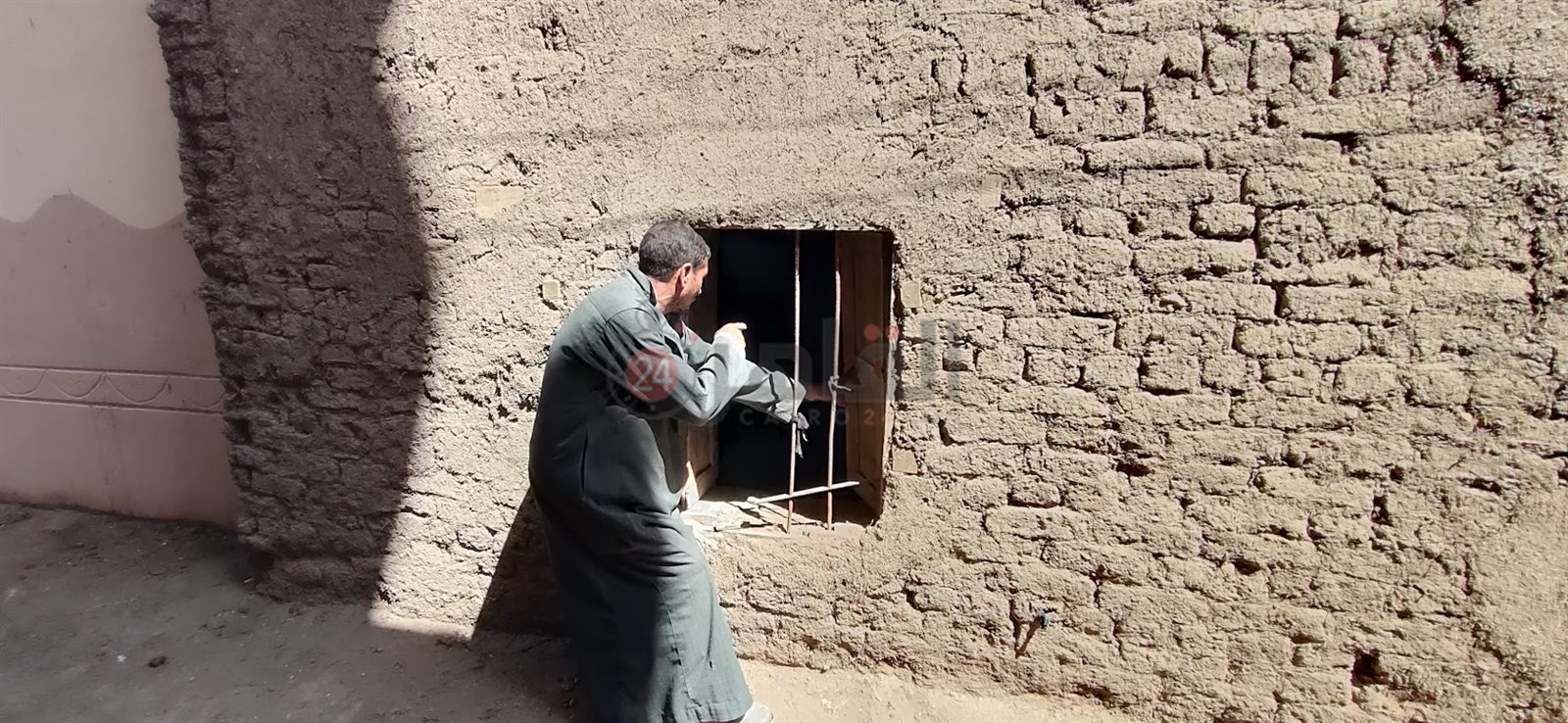 إبراهيم أمام منزله بعد انهياره منذ أكثر من ثلاث سنوات 01