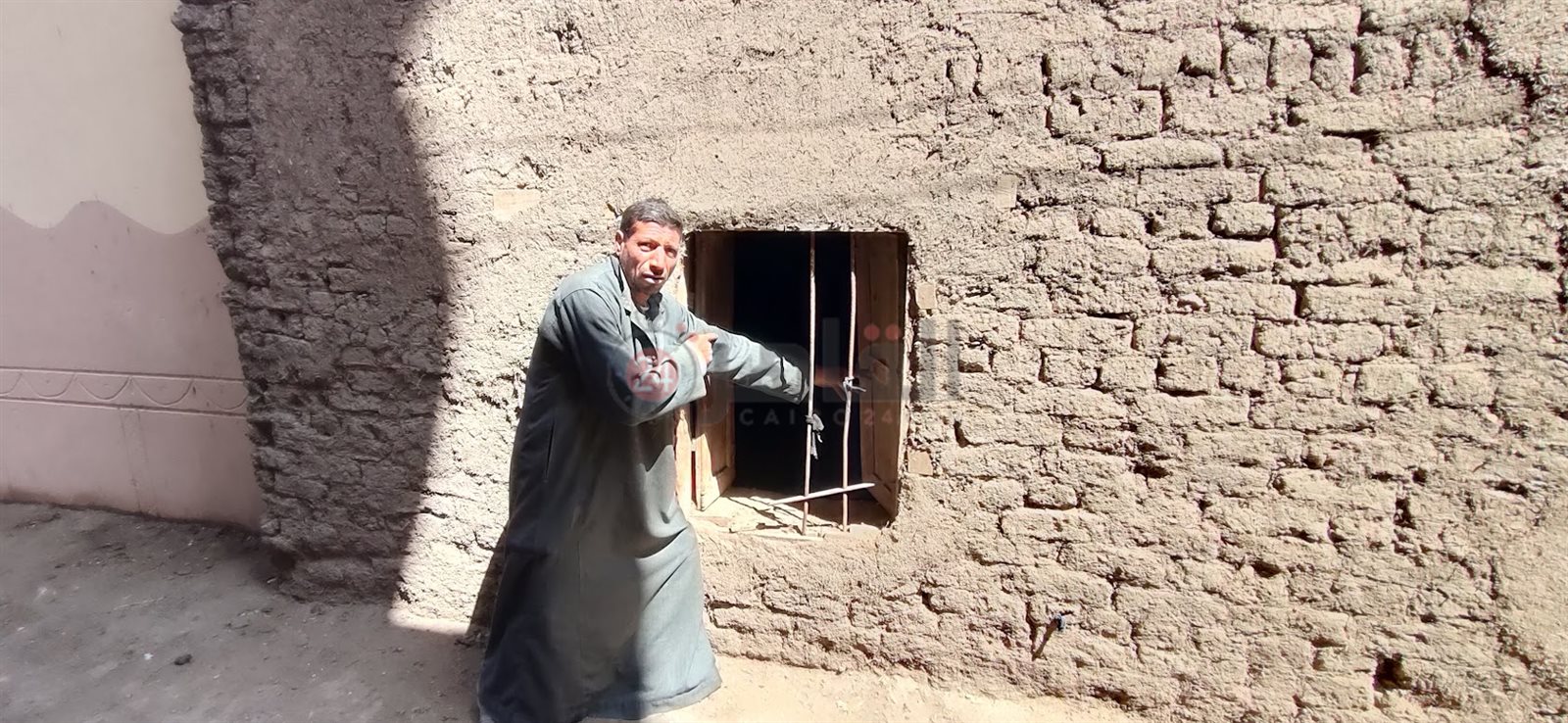 إبراهيم أمام منزله بعد انهياره منذ أكثر من ثلاث سنوات 02