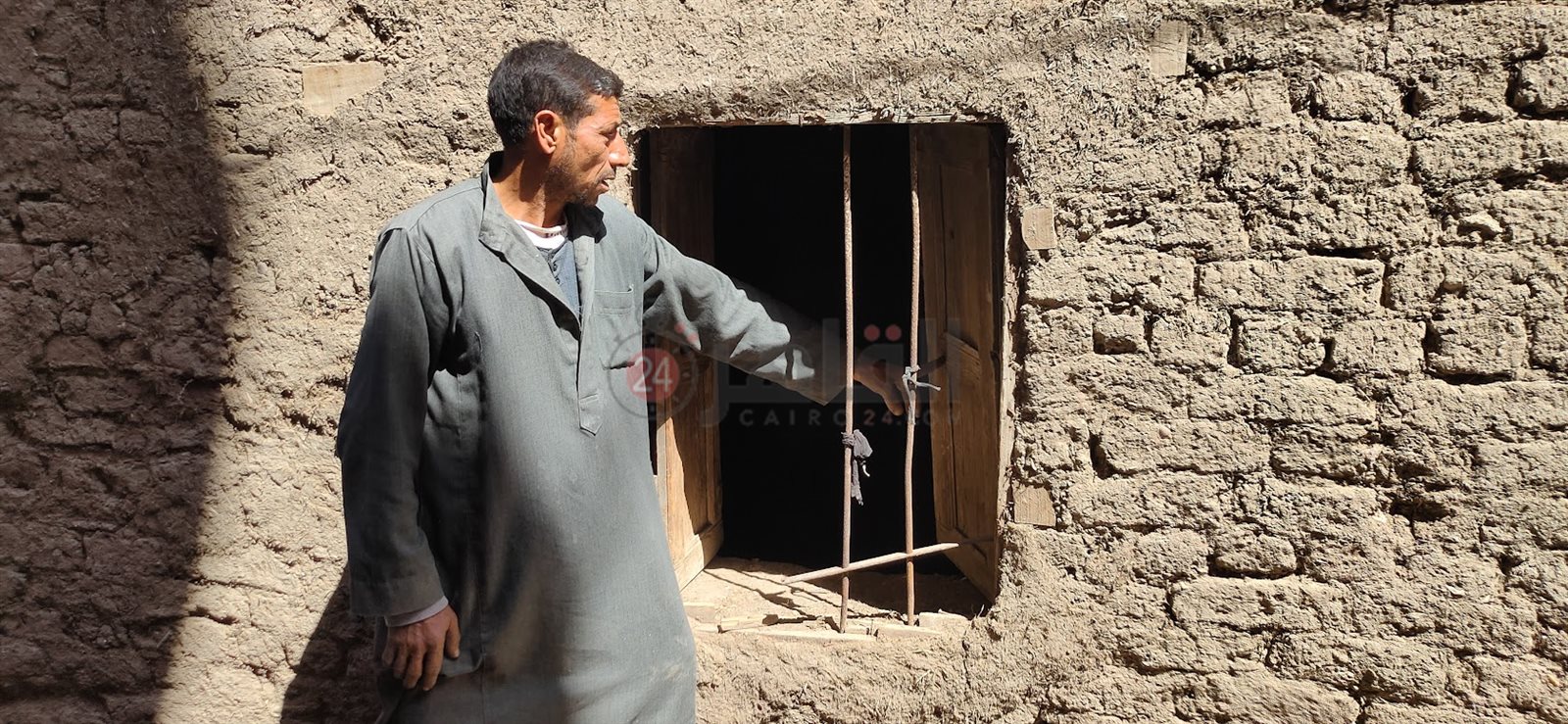 إبراهيم أمام منزله بعد انهياره منذ أكثر من ثلاث سنوات 03