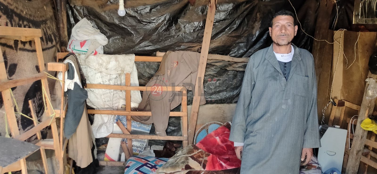 إبراهيم داخل الكوخ الذي يأويه