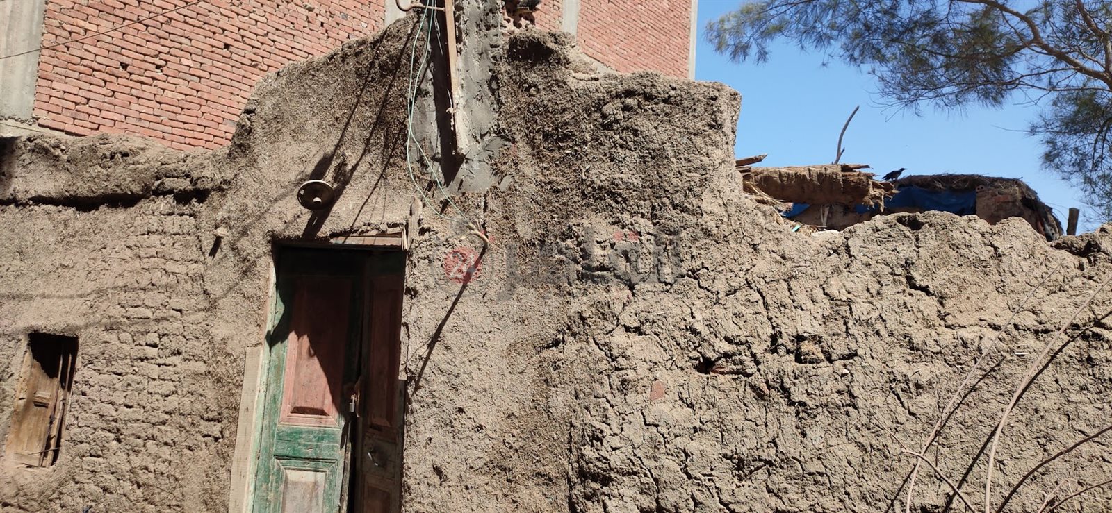 المنزل بعد انهياره 010