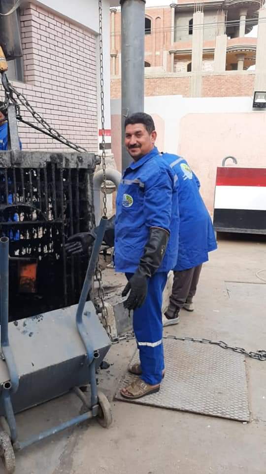 عمال الصيانة بالفيوم يتغلبون على عطش الصيام ويطهرون محطة رفع صرف صحي