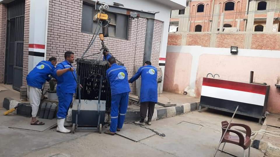 عمال الصيانة بالفيوم يتغلبون على عطش الصيام ويطهرون محطة رفع صرف صحي