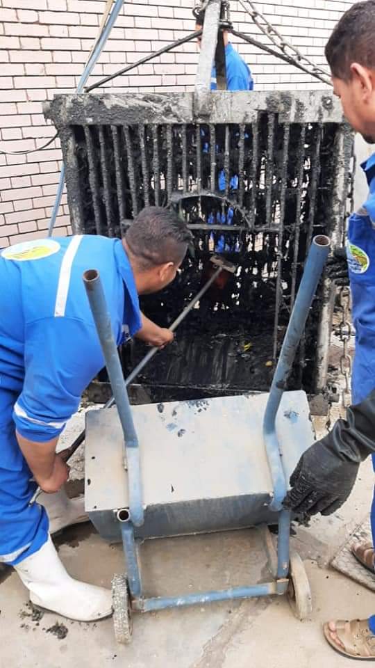 عمال الصيانة بالفيوم يتغلبون على عطش الصيام ويطهرون محطة رفع صرف صحي