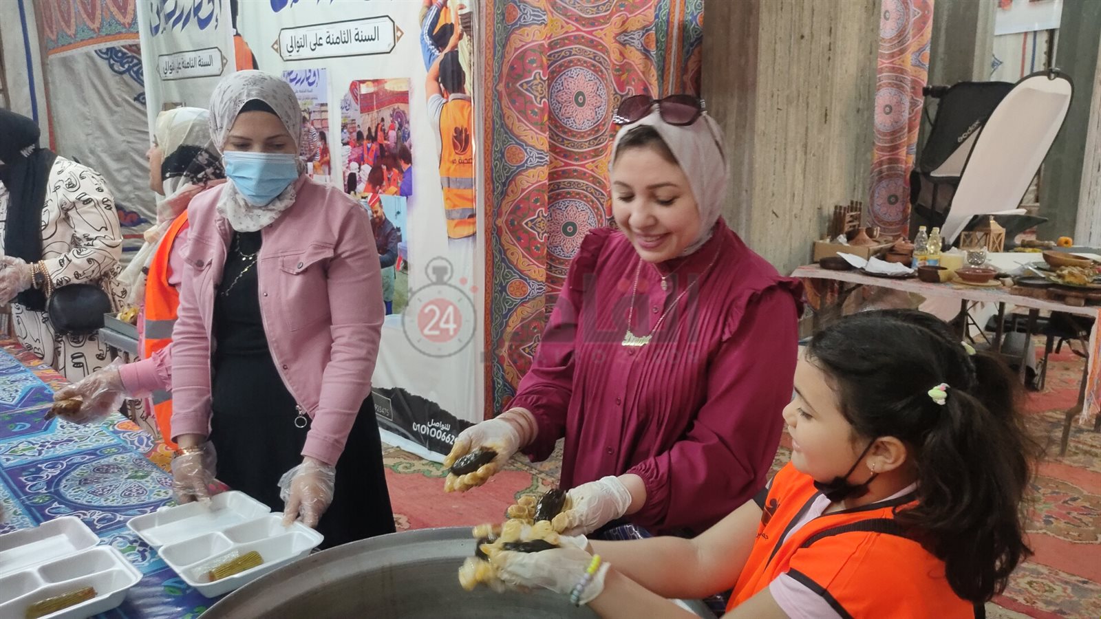 دينا جمال أثناء مشاركتها في المطبخ الخيري