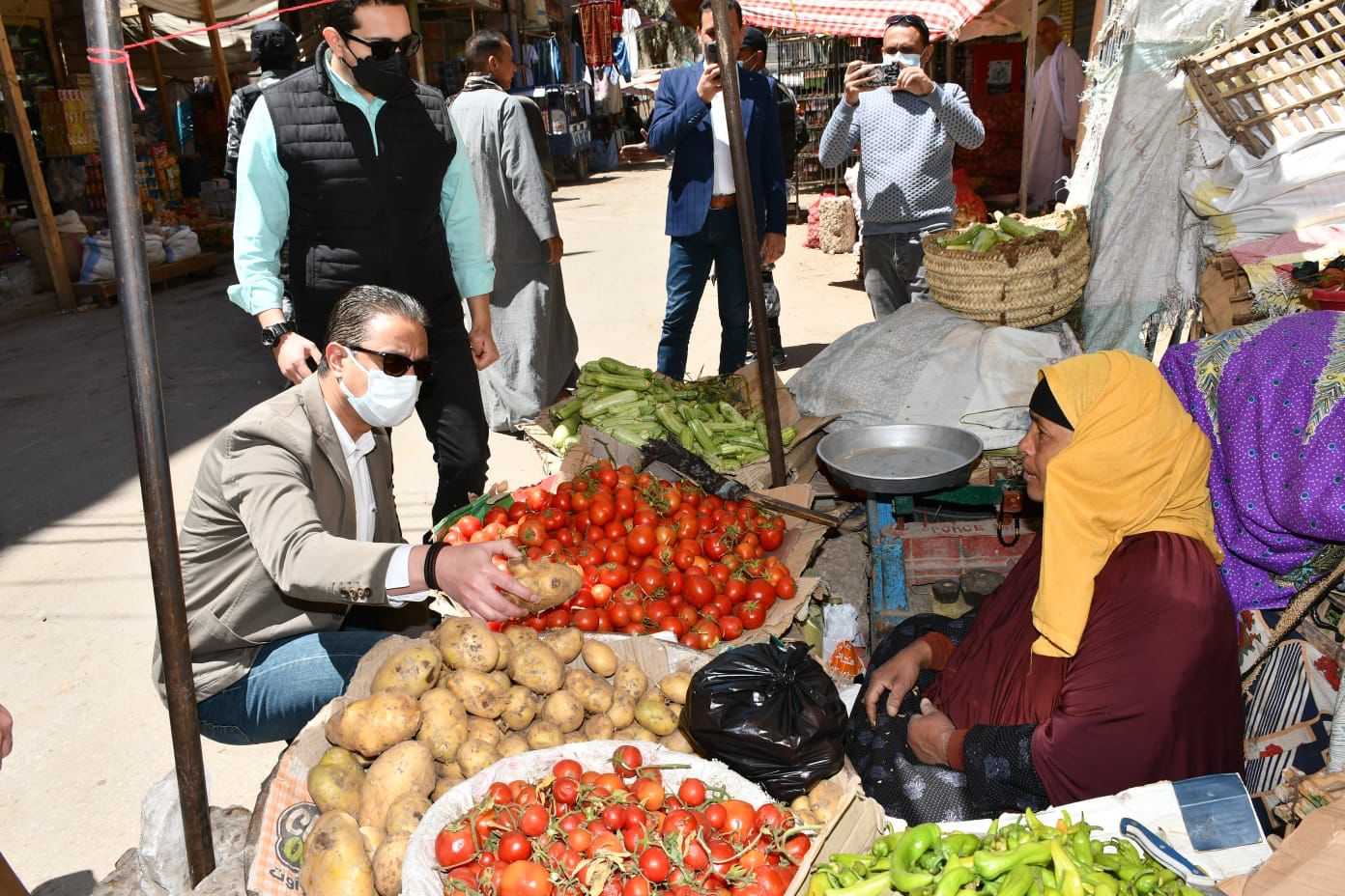 محافظ الفيوم يتفقد الأسواق 