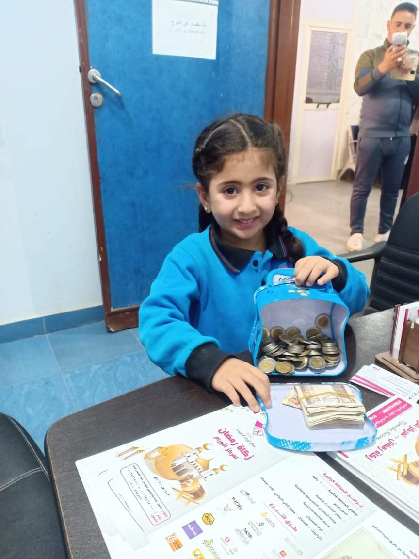 طفلة تتبرع بحصالتها لمركز أورام الفيوم