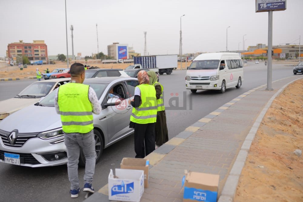 الشباب يوزعون وجبات الإطفار على المسافرين 01