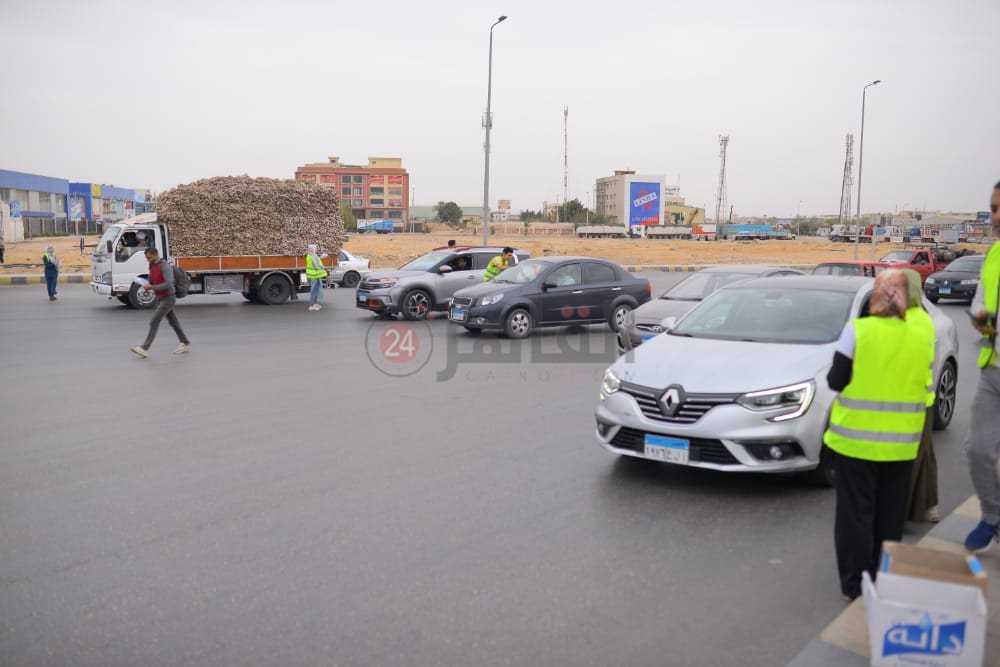 الشباب يوزعون وجبات الإطفار على المسافرين 02