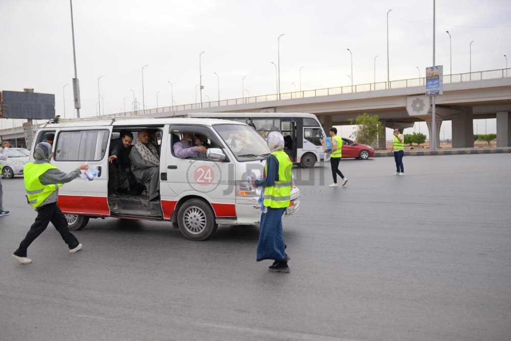 الشباب يوزعون وجبات الإطفار على المسافرين 03