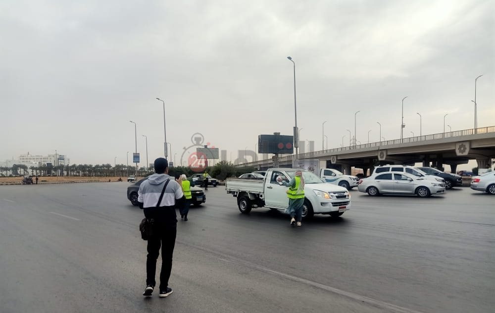 الشباب يوزعون وجبات الإطفار على المسافرين 06