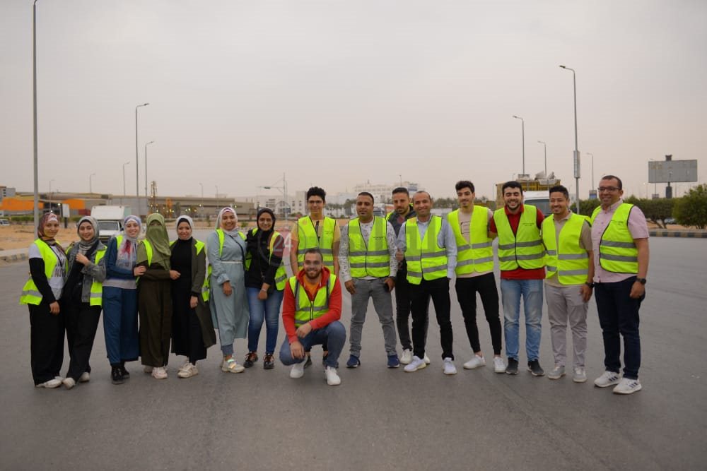عدد من شباب المبادرة بعد الانتهاء من توزيع الوجبات على الصائمين