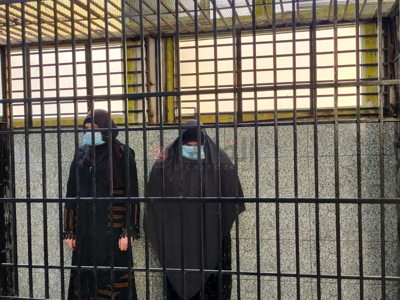 الأم وابنتها من داخل القفص الحديدي