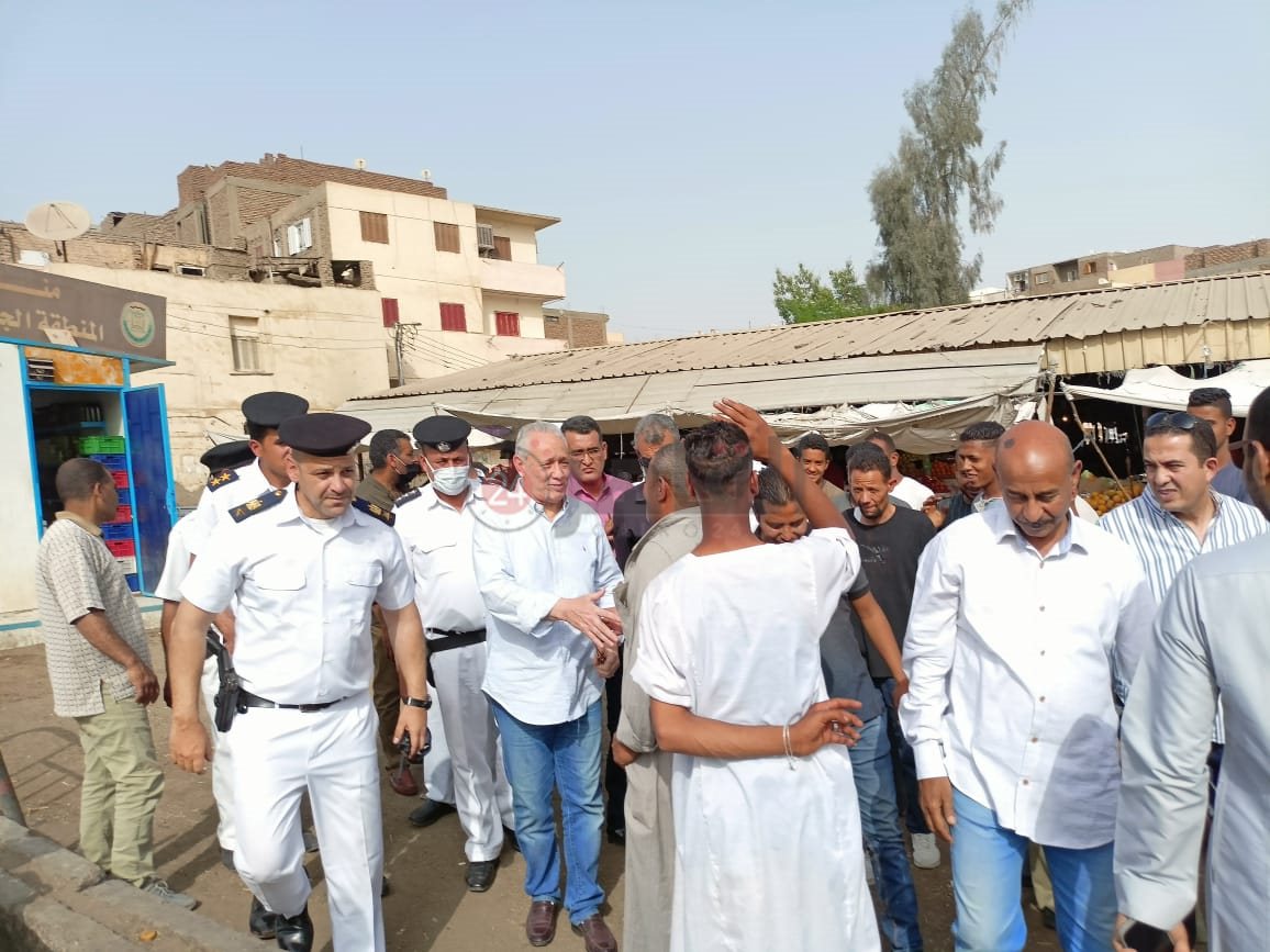 سوق الخضار والفاكهة في الأقصر 