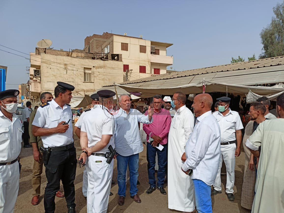 سوق الخضار والفاكهة في الأقصر 