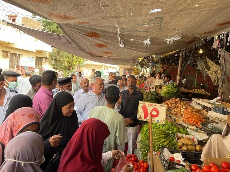 سوق الخضار والفاكهة في الأقصر 