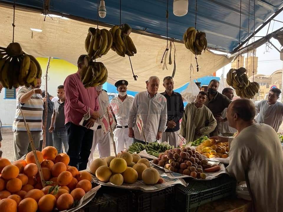 سوق الخضار والفاكهة في الأقصر 