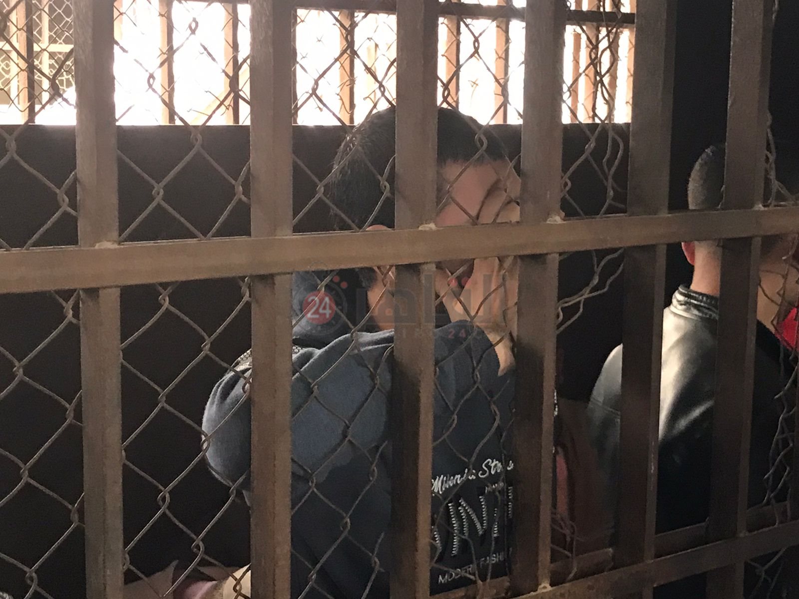 أسرة روان الحسيني بطلة العالم في كرة السرعة تصل مقر محاكمة قاتل ابنتهم  (2)