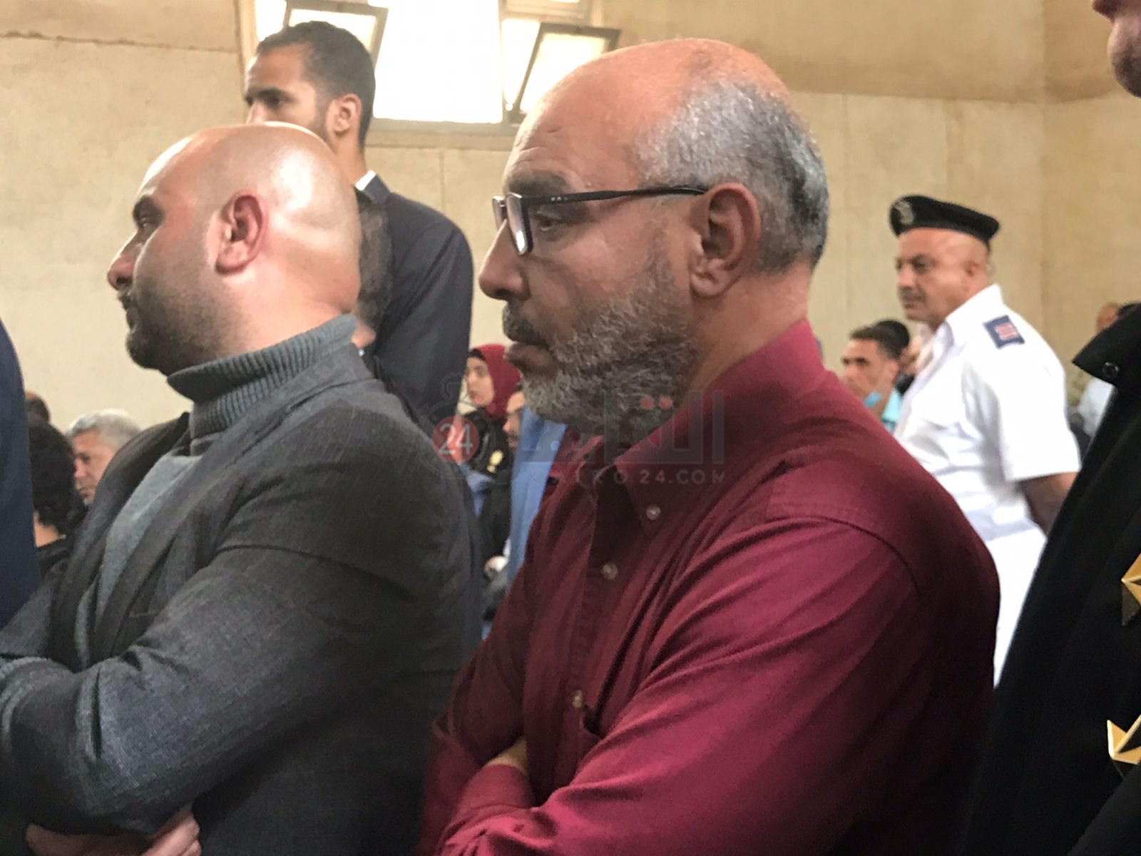 أسرة روان الحسيني بطلة العالم في كرة السرعة تصل مقر محاكمة قاتل ابنتهم  (6)