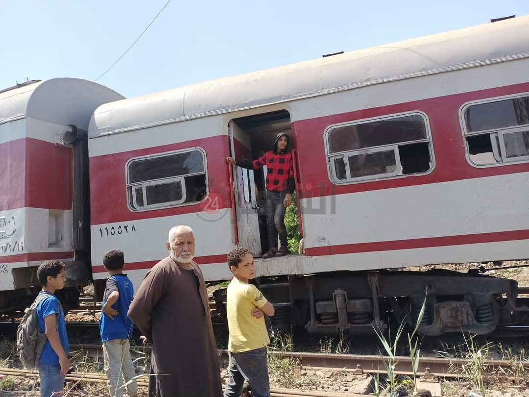 خروج عربة قطار عن القضبان بالشرقية 4
