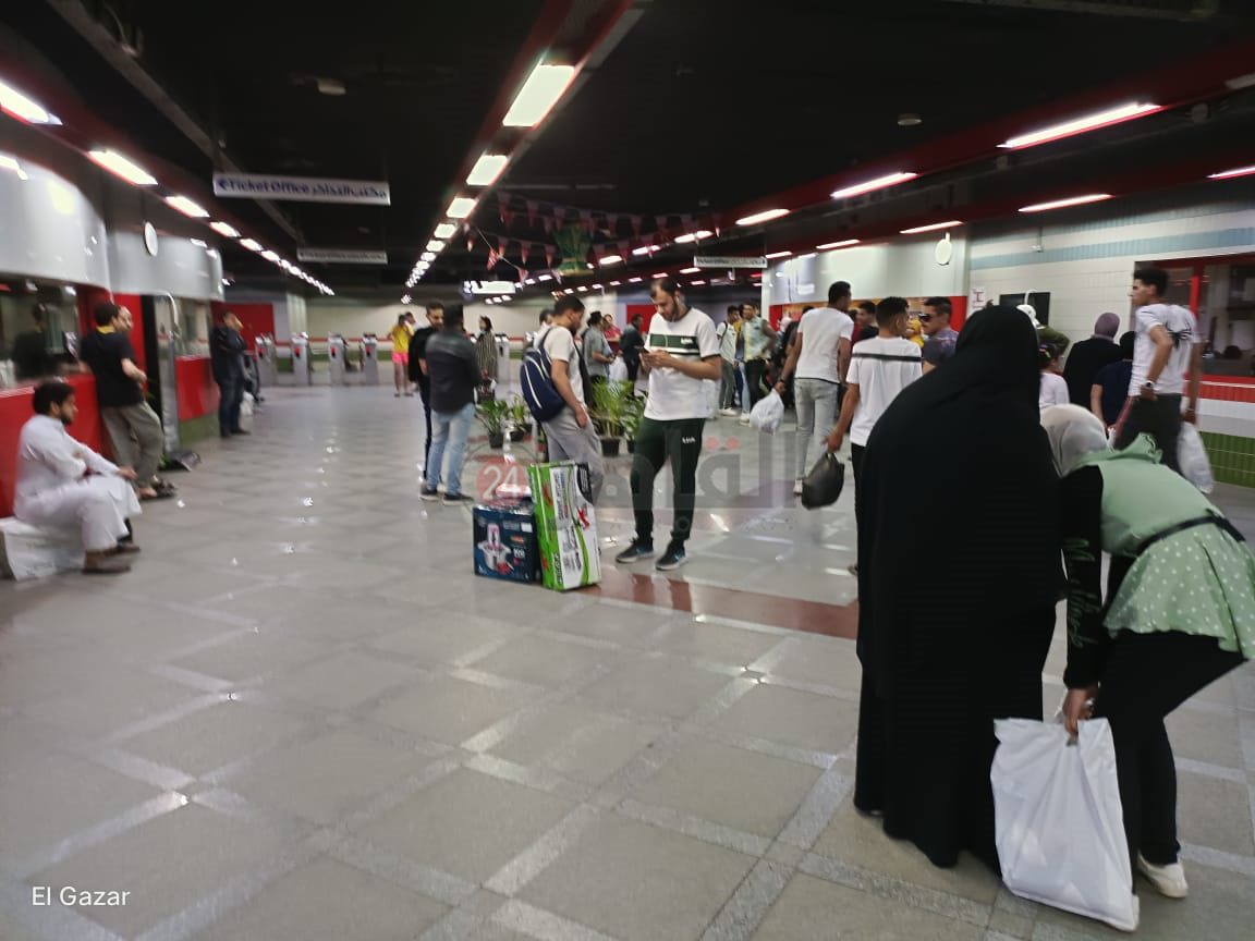 تكدس وزحام داخل محطات الخط الثالث لمترو الأنفاق