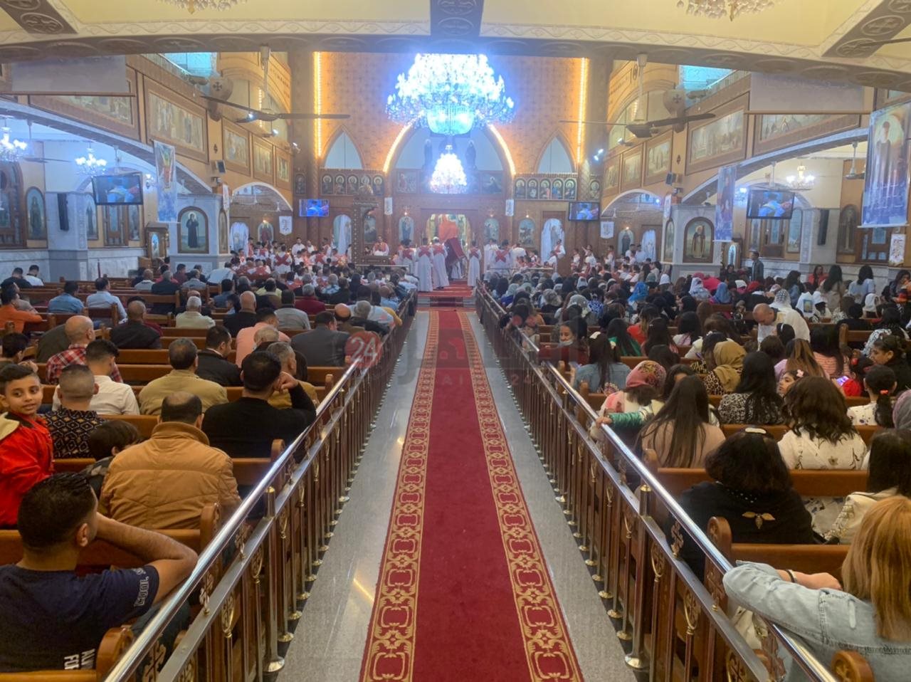 أقباط بورسعيد يؤدون صلاة قداس عيد القيامة المجيد 