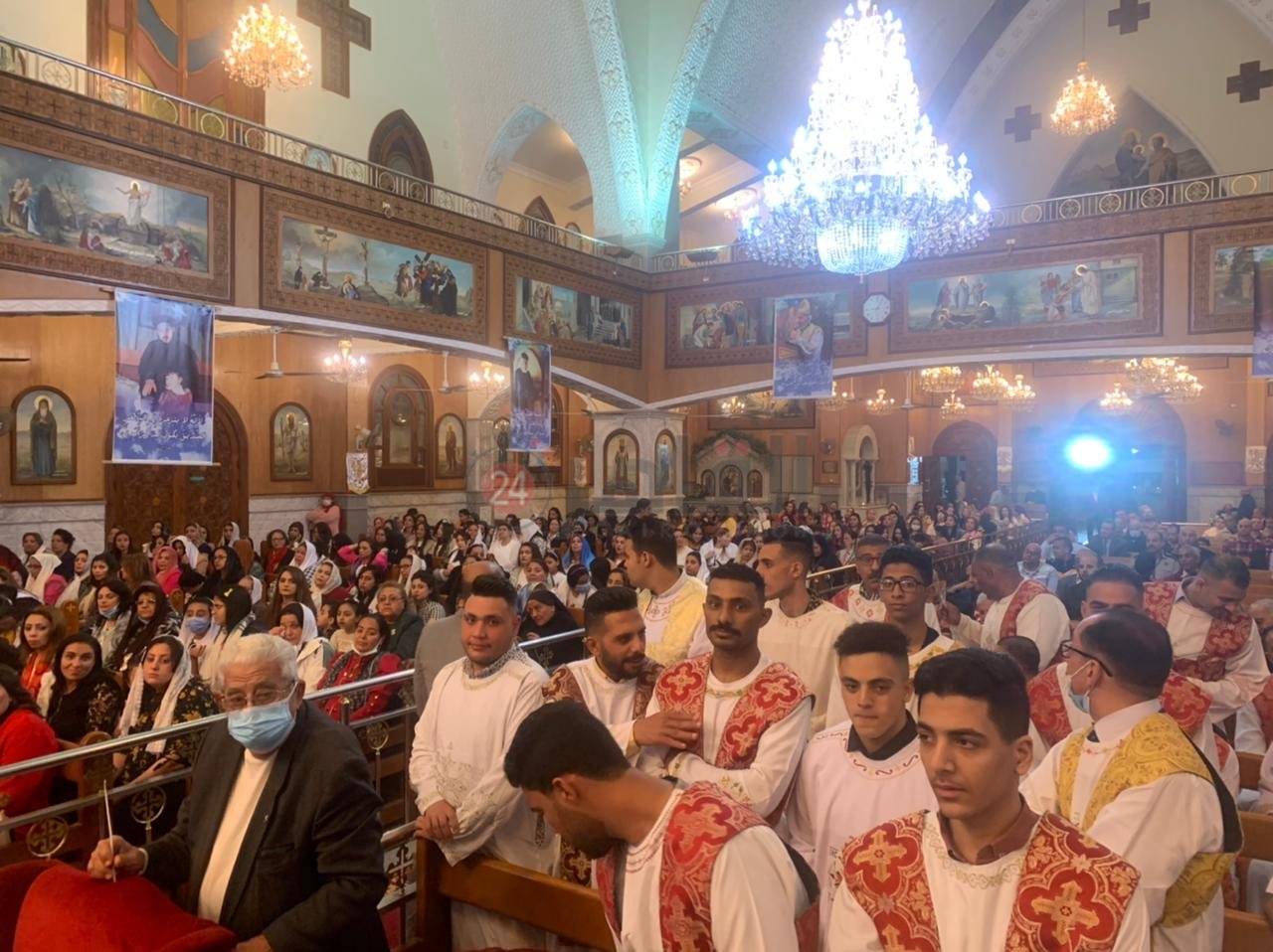 أقباط بورسعيد يؤدون صلاة قداس عيد القيامة المجيد 