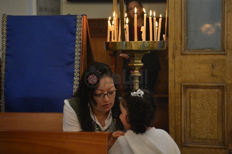 أقباط بورسعيد يؤدون صلاة قداس عيد القيامة المجيد 