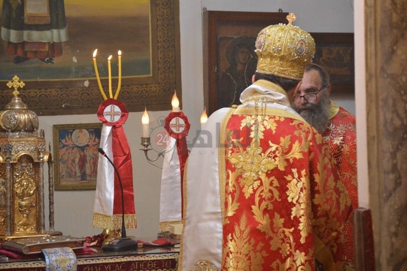 أقباط بورسعيد يؤدون صلاة قداس عيد القيامة المجيد 