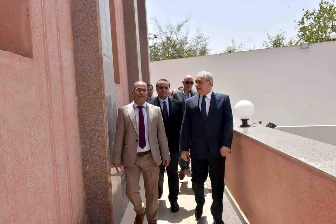 محافظ الأقصر يزور الكنائس للتهنئة بعيد القيامة