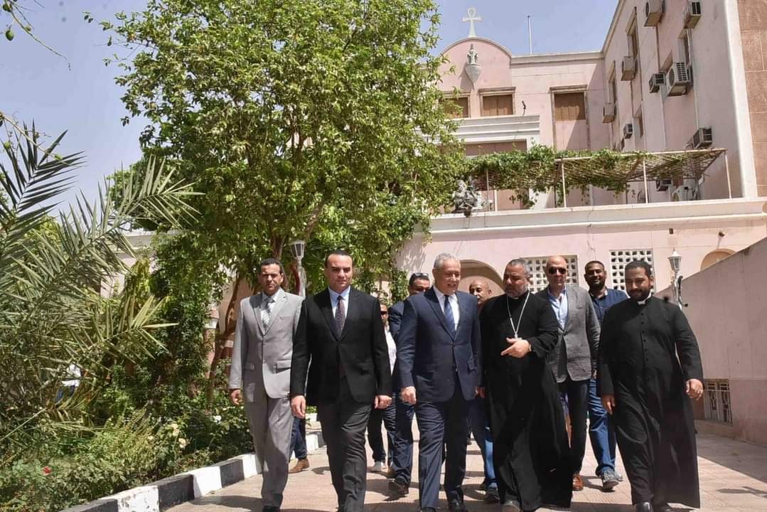 محافظ الأقصر يزور الكنائس للتهنئة بعيد القيامة