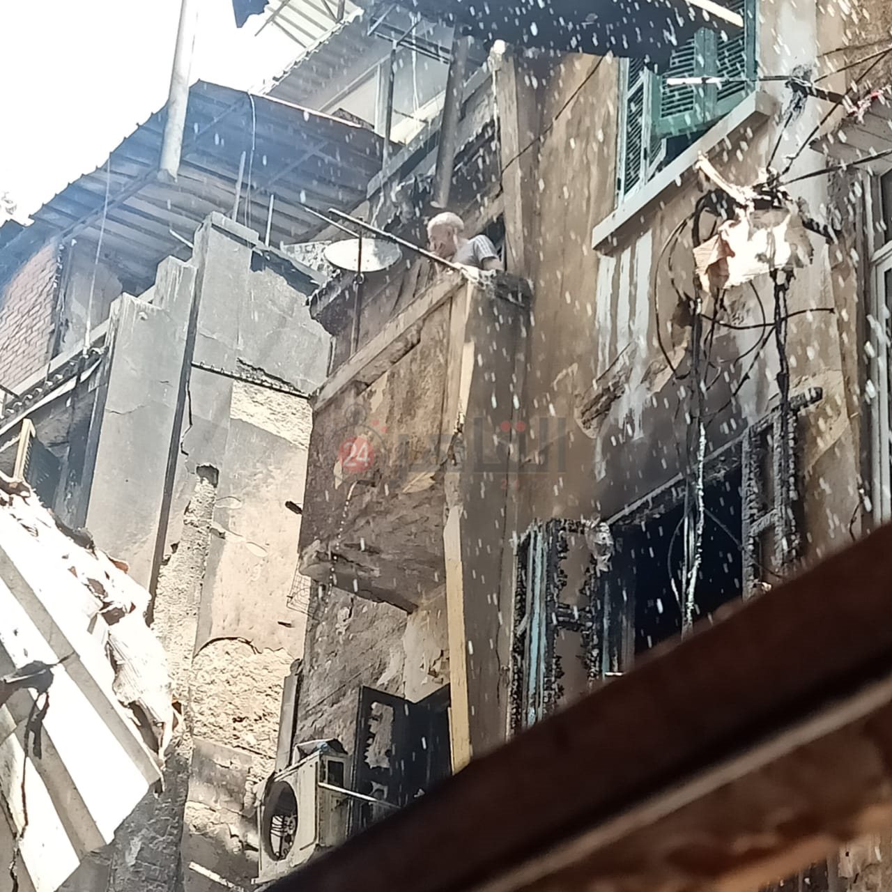 حريق يرفض مغادرة منزله بسبب الحريق