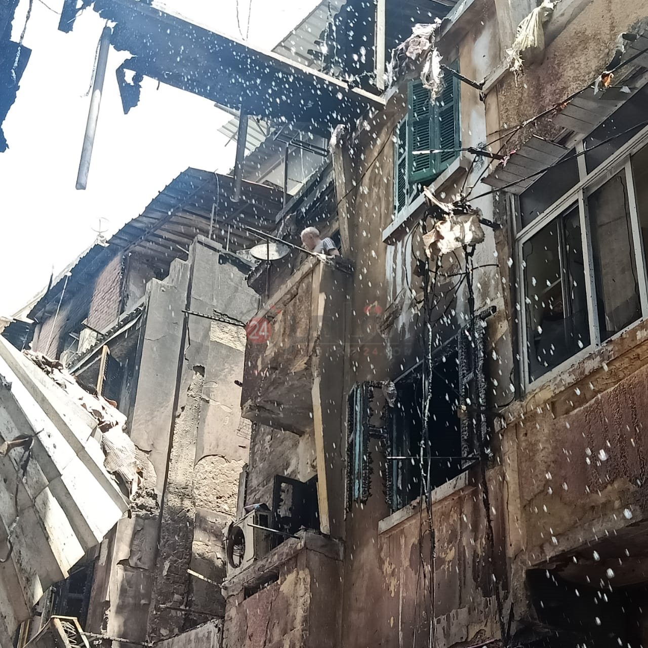 حريق يرفض مغادرة منزله بسبب الحريق