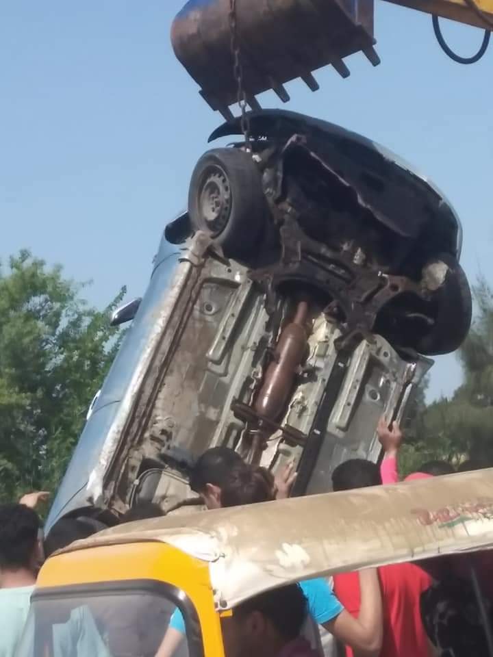 انتشال سيارة سقطت في ترعة بالشرقية 03