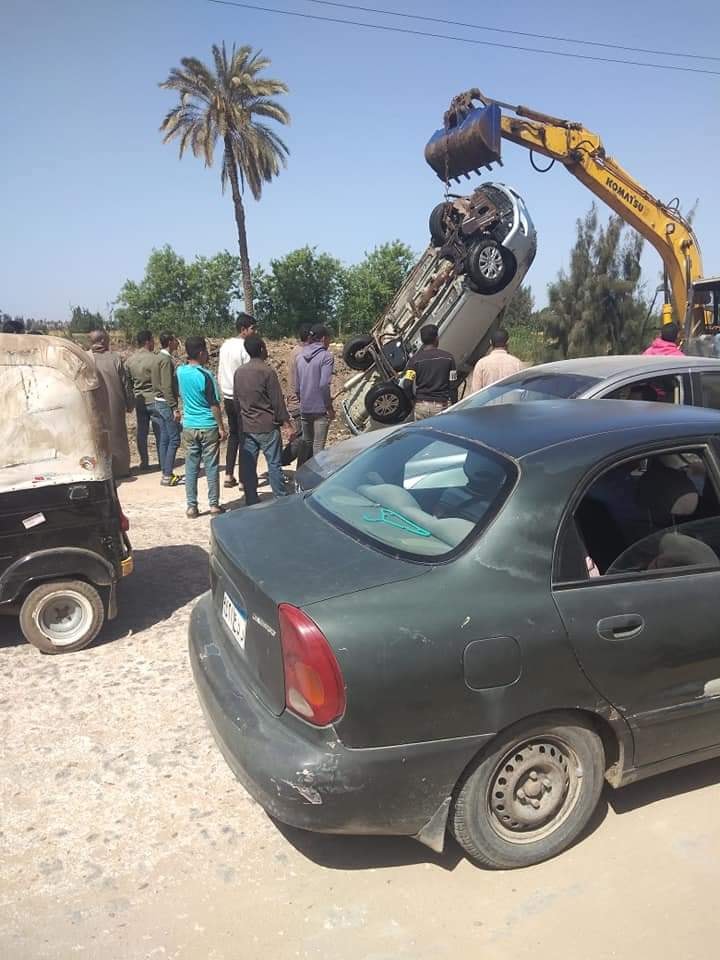انتشال سيارة سقطت في ترعة بالشرقية 04