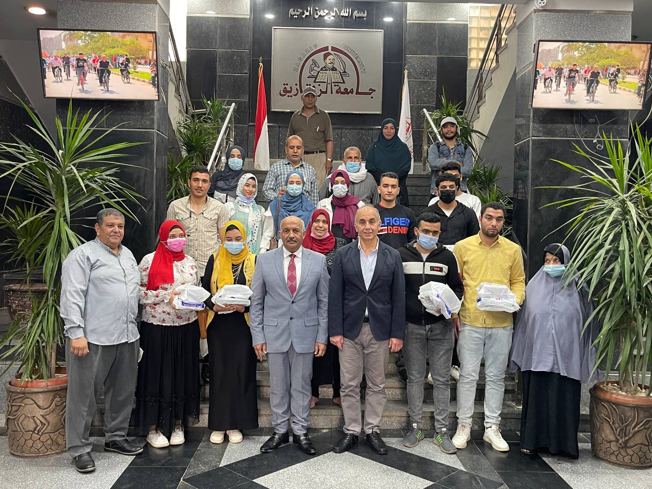 رئيس جامعة الزقازيق يتوسط طلاب الجامعة من ذوي الهمم