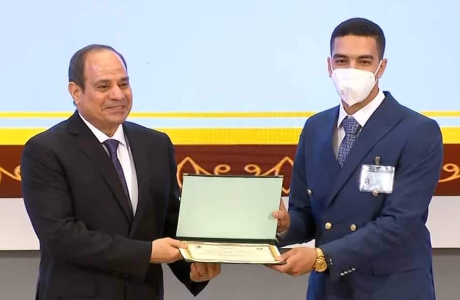 عبدالله أثناء تكريمه من الرئيس السيسي