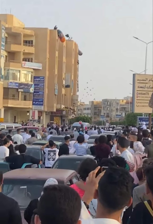 توزيع بالونات على الأطفال والمواطنين بالعاشر من رمضان 02