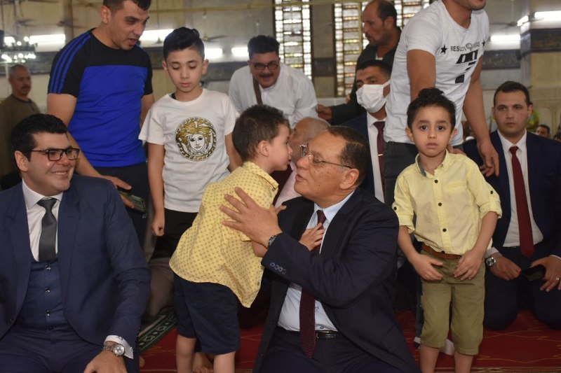 محافظ الشرقية يلتقط صورًا تذكارية مع الأطفال 01