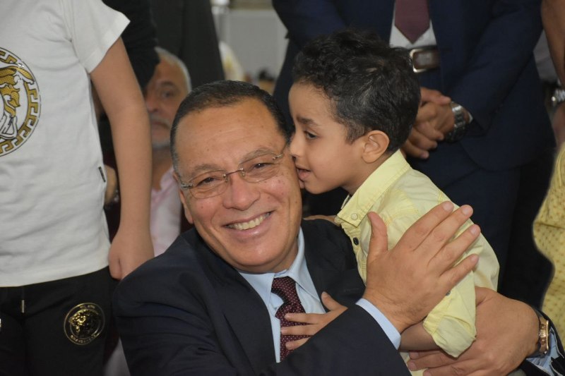 محافظ الشرقية يلتقط صورًا تذكارية مع الأطفال 02