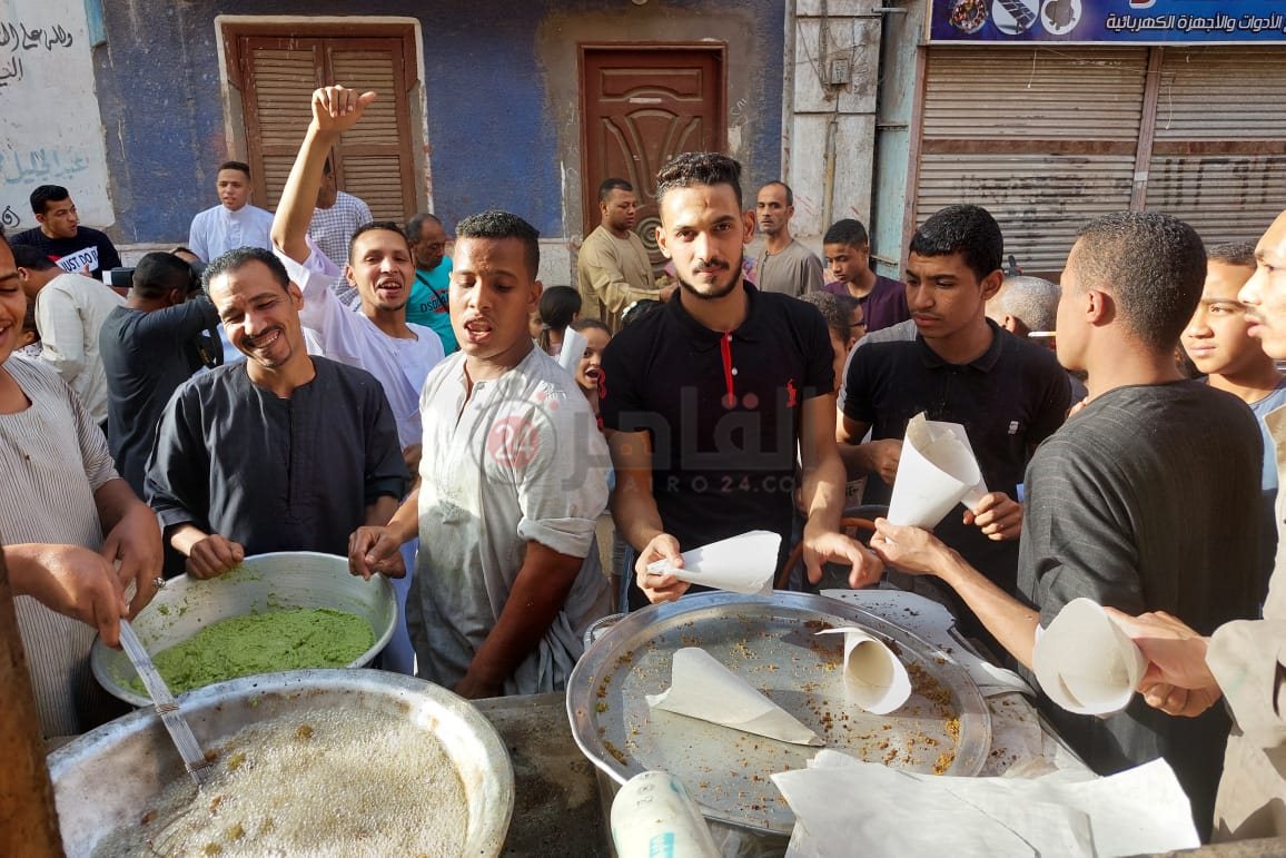 توزيع السندوشات بالمجان بالأقصر