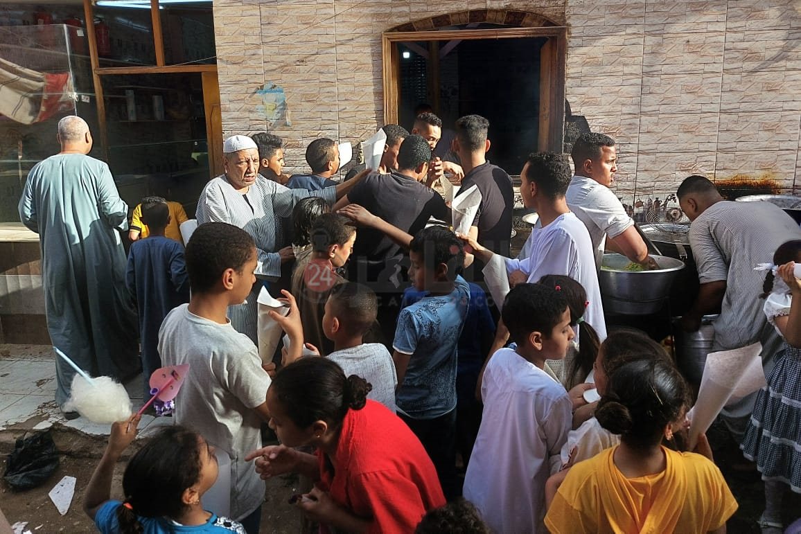 توزيع السندوشات بالمجان بالأقصر