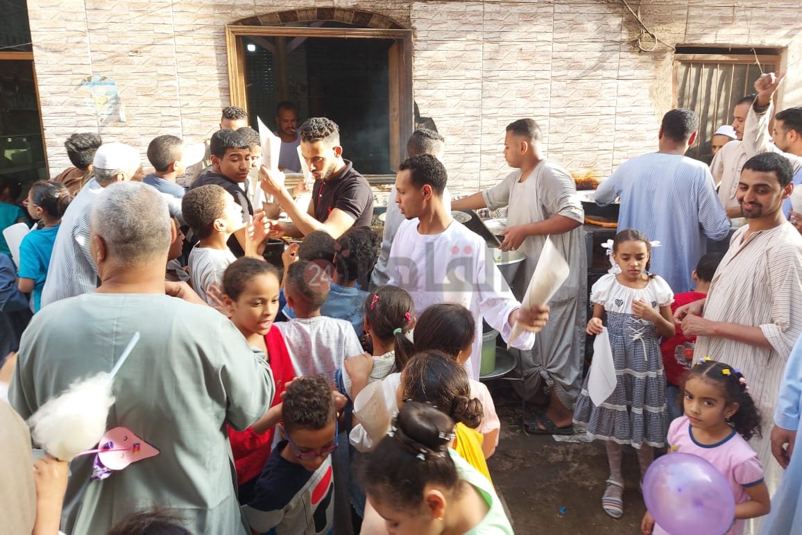 توزيع السندوشات بالمجان بالأقصر