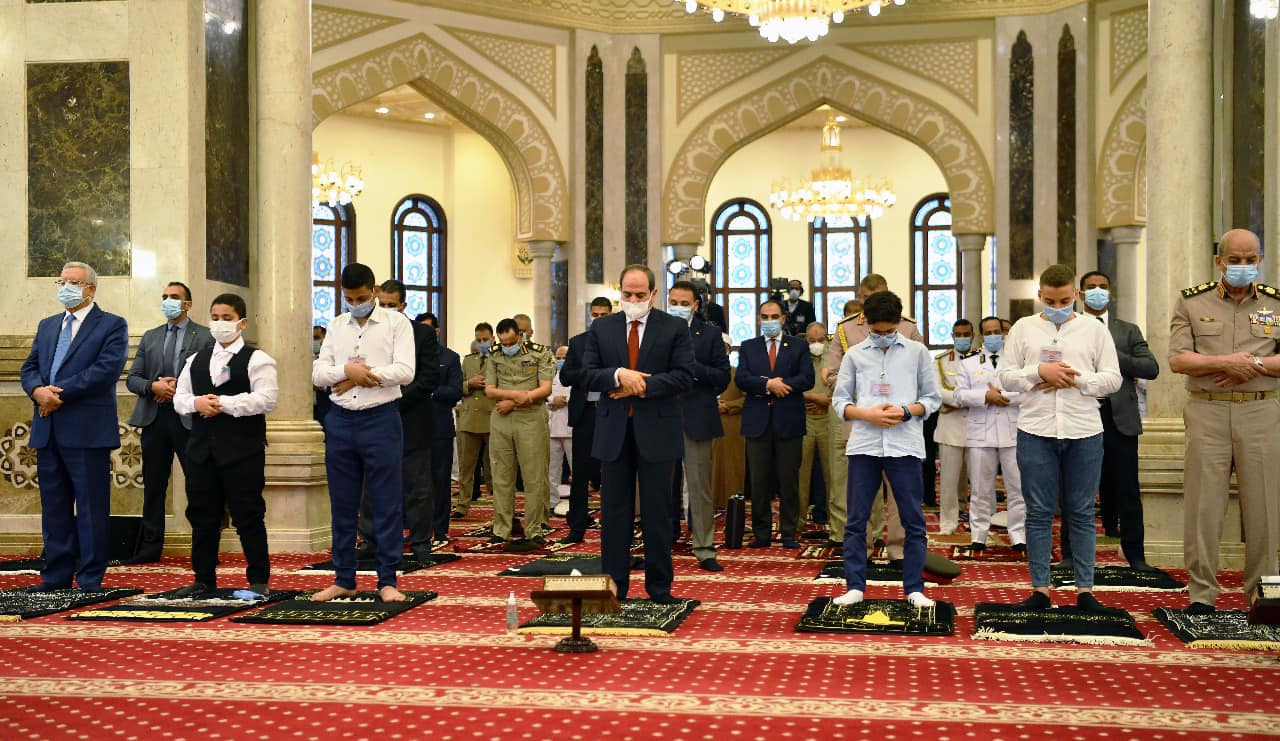 السيسي يؤدي صلاة العيد بمسجد المشير طنطاوي