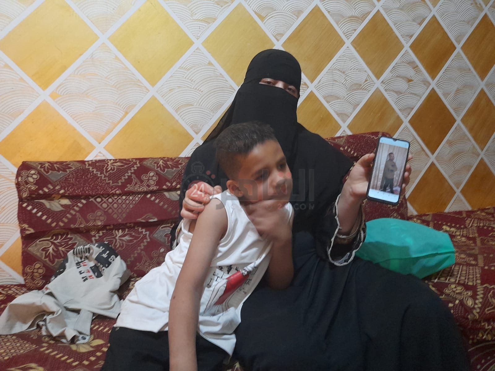 زوجة شهيد الشهامة بالشرقية وطفلها