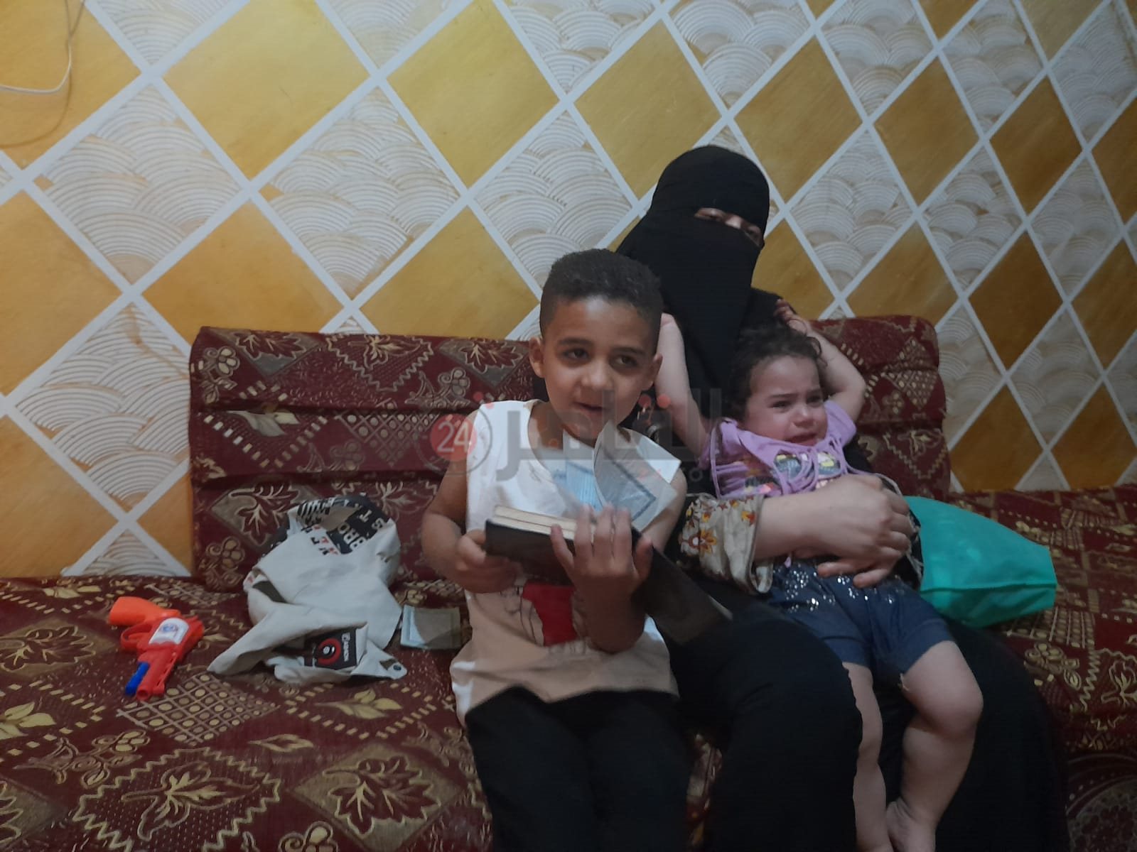 زوجة شهيد الشهامة بالشرقية وطفليها