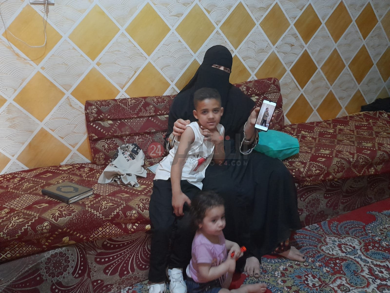 زوجة شهيد الشهامة وطفليهما