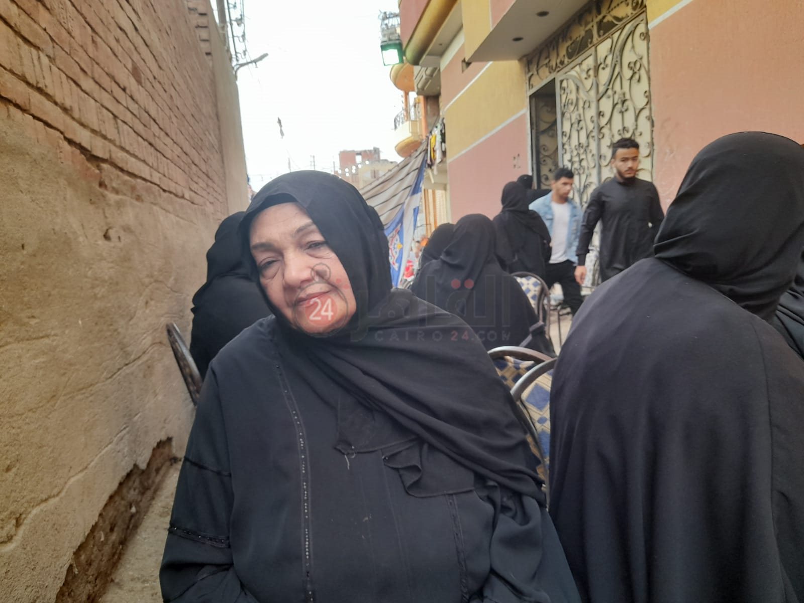 والدة شهيد الشهامة أثناء حديثها لـ القاهرة 24