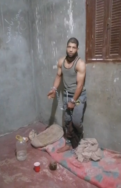 سيد مربوط بالجنازير