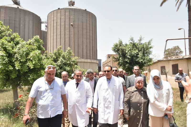 محافظ الشرقية يتفقد شونة البنك الزراعي 01